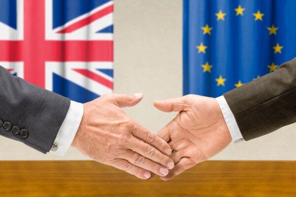 Image of a handshake between UK and EU as illustration for post 'Post-Brexit trade plan must be updated '