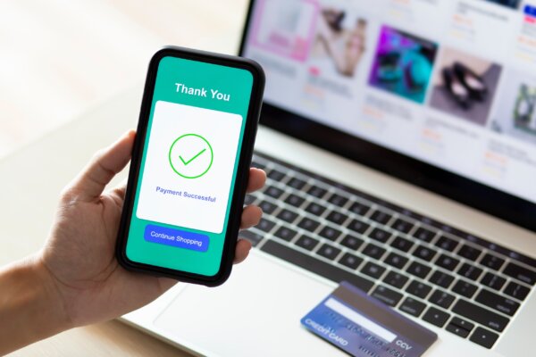 Image of smartphone confirming a successful online payment as illustration for post 'Late Payments: Prompt Payment and Cash Flow Review announced.'