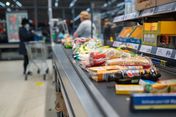 Photo of a supermarket conveyor belt loaded with groceries as illustration for post 'Christmas Grocery Numbers - what can we learn?'